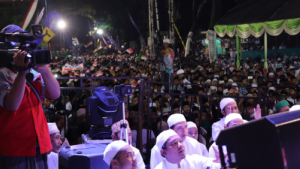 A crowd in Bandung, Indonesia awaits the arrival of Habib Syech.