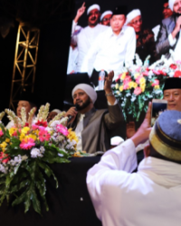 Habib Syech performing in Central Java